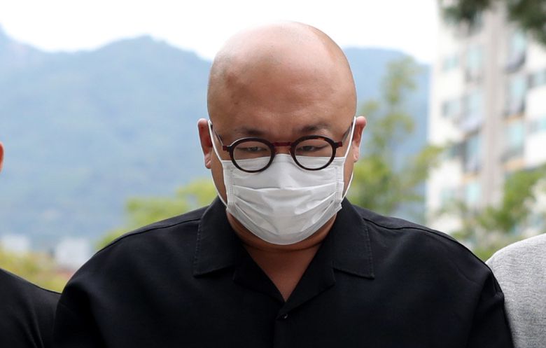 마약 투약 혐의로 체포된 작곡가 겸 프로듀서인 돈스파이크(김민수)가 28일 오전 서울 도봉구 서울북부지방법원에서 구속 전 피의자 심문(영장실질심사)를 받기 위해 법정으로 향하고 있다. 사진=뉴시스