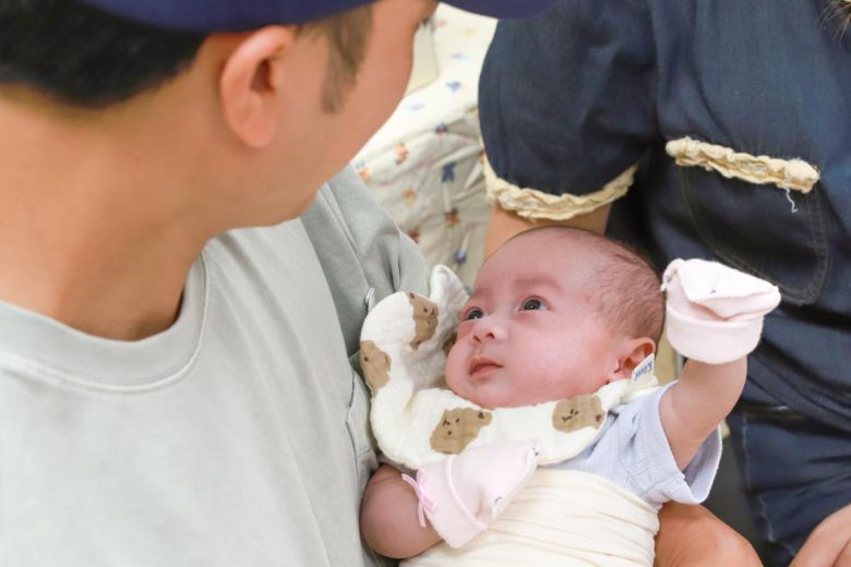 베트남 국적 부부 사이에서 태어난 쩐푹안 군. 585g으로 태어났지만, 강릉아산병원에서 집중 치료를 받은 뒤 3.15㎏으로 건강하게 퇴원했다. 강릉아산병원 제공