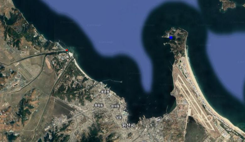 구글어스로 본 원산 전경. 빨간 점이  김정은의 특각 선착장이고, 파란 점이 갈마반도 요트 선착장이다. 구글어스 캡처.