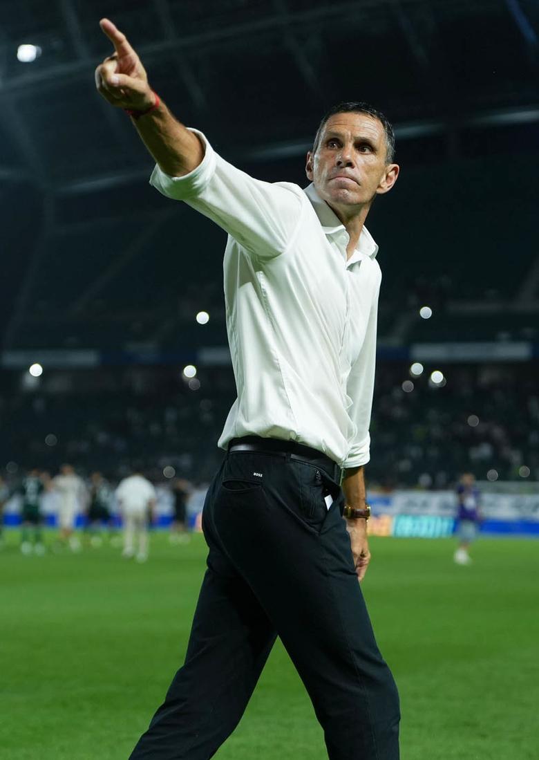 올 시즌을 앞두고 프로축구 K리그1(1부) 전북의 지휘봉을 잡은 거스 포옛 감독은 강력한 ‘롱볼 축구’를 바탕으로 팀을 리그 선두로 이끌고 있다. 사진은 포옛 감독이 지난달 17일 열린 수원FC와의 2025시즌 19라운드 안방경기에서 3-2로 이긴 뒤 승리 세리머니를 하는 모습. 전북 제공