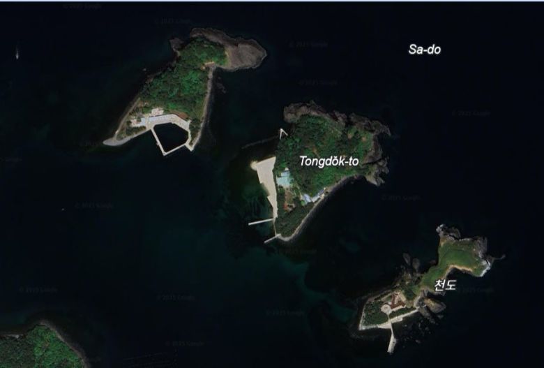 통천 앞바다에 있는 김정은의 전용섬들. 낚시터, 승마장 등이 있는 이곳엔 누구도 접근할 수 없고, 오직 김 씨 패밀리만 갈 수 있다. 구글어스 캡처