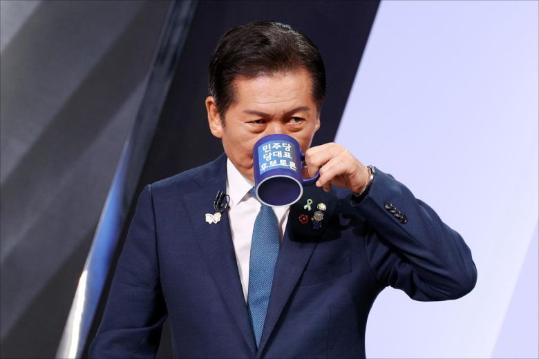 정청래 더불어민주당 당대표 후보가 27일 오후 서울 여의도 KBS 신관 공개홀에서 열린 TV토론회에 참석해 물을 마시고 있다. 2025.07.27.  뉴시스