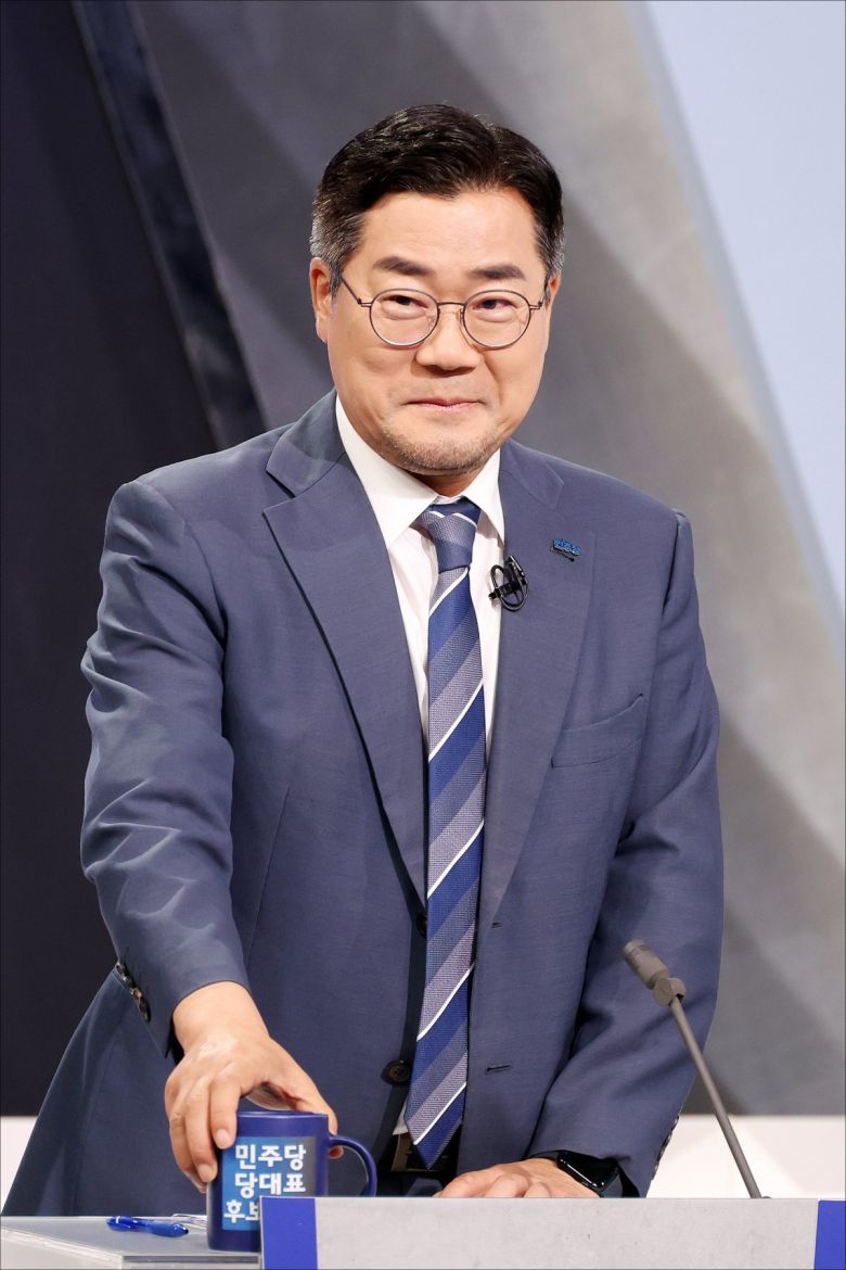 박찬대 더불어민주당 당대표 후보가 27일 오후 서울 여의도 KBS 신관 공개홀에서 TV토론회 시작 전 토론 준비를 하고 있다. 2025.7.27/뉴스1