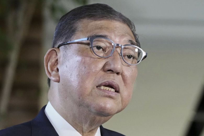 이시바 시게루(石破茂) 일본 총리가 23일 도쿄 총리실에서 미국과의 관세 협상 타결 후 기자회견을 열고 있다. 일본 언론들은 미국과의 관세 협상 타결에 따라 이시바 총리가 총리직 사퇴 의향을 굳혔다고 보도했지만 그는 언론 보도는 사실과 다르다며 총리직을 계속 수행할 것이라고 말했다. 2025.07.23. [도쿄=AP/뉴시스]