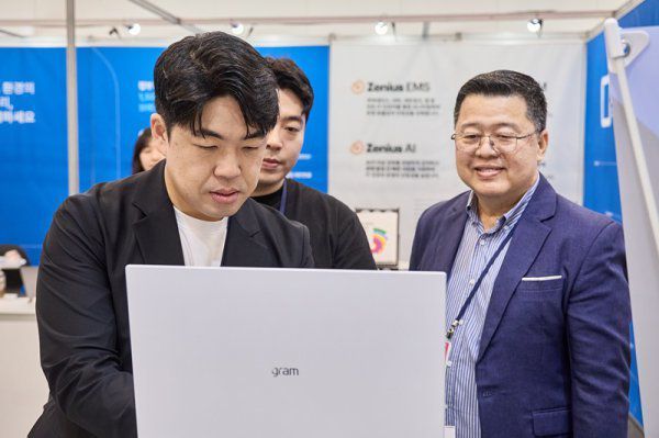 위븐 김정환 대표가 ‘Zaemit AI’의 기능을 현장에서 시연하고 있다.