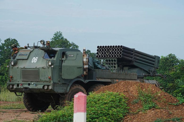 25일(현지 시간) 태국과 캄보디아군이 양국 국경에서 충돌을 벌이는 가운데 캄보디아 오다르메안체이에서 로켓 발사 차량이 이동하고 있다. 2025.07.25. 오다르메안체이=AP/뉴시스