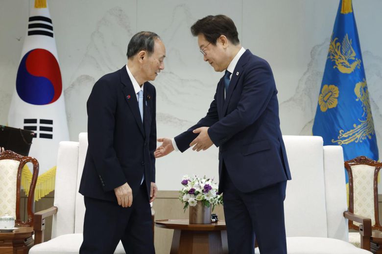 이재명 대통령이 30일 서울 용산 대통령실 청사에서 일한의원연맹 회장인 스가 요시히데 전 일본 총리를 접견하고 있다. 2025.07.30. 뉴시스