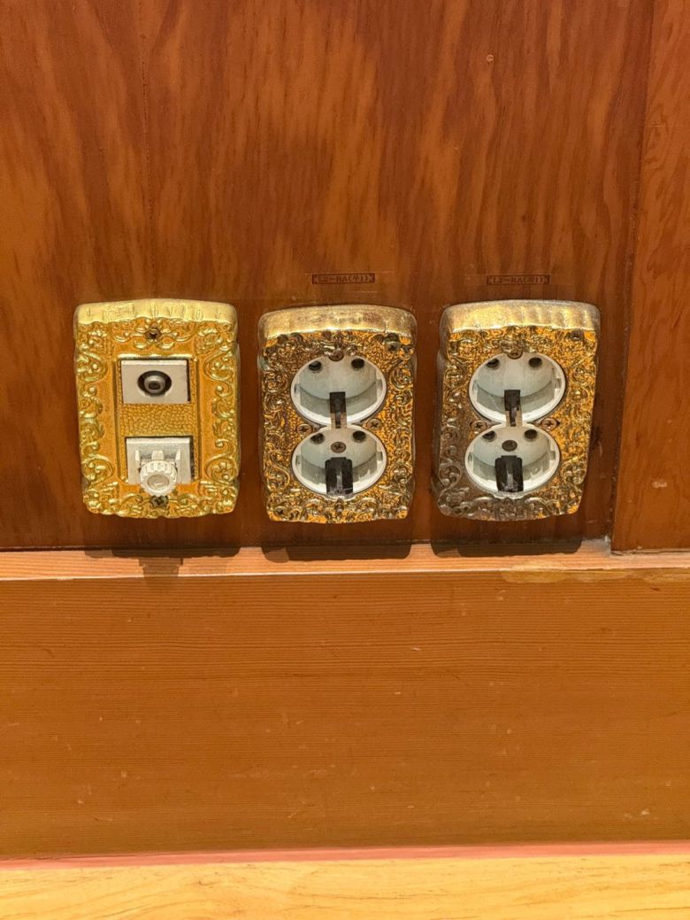 황금색 테두리를 두른  콘센트 커버.   페이지2북스 제공