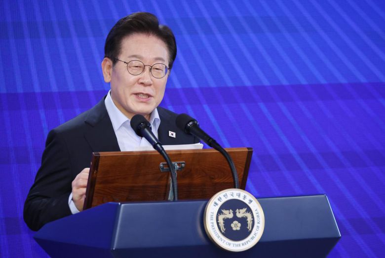 이재명 대통령이 31일 서울 종로구 정부서울청사에서 열린 ‘국민주권시대 공직자의 길’ 고위공직자 워크숍에서 특강하고 있다. (대통령실통신사진기자단) 2025.07.31. 뉴시스