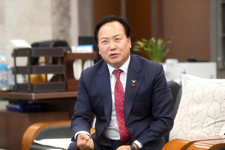 이권재 경기 오산시장이 29일 시청 집무실에서 동아일보와 인터뷰하고 있다. 이 시장은 “2034년 오산 세교3지구 신도시 완성을 기점으로 인구 50만 시대와 예산 1조 원 시대를 열겠다”고 밝혔다. 오산시 제공