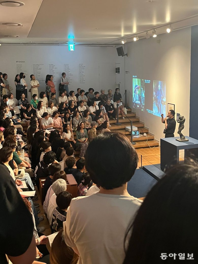 ‘모네에서 앤디워홀까지’ 전시의 강의형 도슨트 현장. 가우디움어소시에이츠 제공.