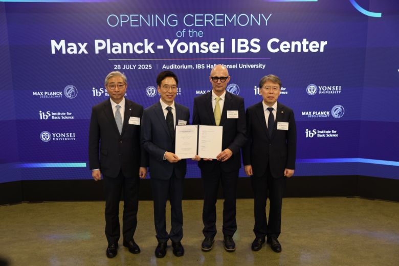 지난달 28일 연세대 IBS관에서 열린 ‘막스플랑크-연세 IBS 센터 개소식’에서 주요 참석자들이 기념사진을 촬영하고 있다. 과학기술정보통신부 제공