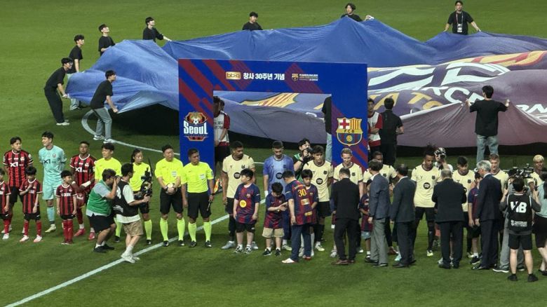 윤홍근 BBQ 회장이 31일 서울월드컵경기장에서 열린 ‘2025 FC바르셀로나 아시아투어-FC서울 친선경기’에서 선수들을 격려하고 있다. 윤우열 기자 cloudancer@donga.com