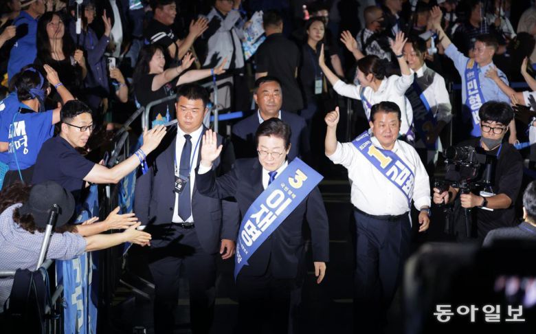 지난해 8월 더불어민주당 전당대회에서 이재명 당시 후보(앞 가운데)가 무대로 향하고 있다. 여기서 당권을 거머쥔 뒤 올해 6월 3월 조기 대선에서 당선됐다. 박형기 기자 oneshot@donga.com