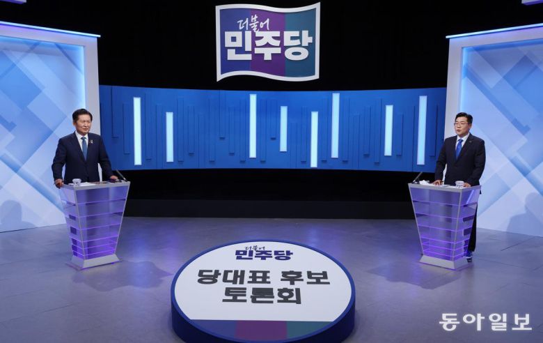 이달 16일 열린 TV토론회에 참석한 더불어민주당 정청래, 박찬대(오른쪽) 당 대표 후보. 동아일보 DB