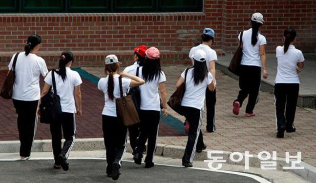 북한이탈주민정착기관인 ‘하나원’의 교육생들. 국내 입국 탈북민의 72% 이상이 여성이다. 동아일보 DB