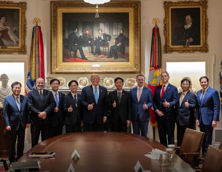 링컨 그림 앞, 韓美협상단 기념 촬영 한국과 미국이 관세 협상을 타결한 지난달 30일(현지 시간) 도널드 트럼프 미국 대통령(왼쪽에서 다섯 번째)이 워싱턴 백악관 캐비닛룸에서 엄지를 치켜세우고 양국 협상단과 기념 촬영을 했다. 뒤로 공화당이 배출한 미국 최고의 대통령으로 꼽히는 에이브러햄 링컨 전 대통령이 회의하는 그림이 보인다. 왼쪽부터 최지영 기획재정부 국제경제관리관, 하워드 러트닉 미 상무장관, 여한구 산업통상자원부 통상교섭본부장, 김정관 산업부 장관, 트럼프 대통령, 구윤철 부총리 겸 기재부 장관, 제이미슨 그리어 미 무역대표부(USTR) 대표, 스콧 베선트 미 재무장관, 박정성 산업부 무역투자실장, 마코 루비오 미 국무장관. 사진 출처 백악관 ‘X’