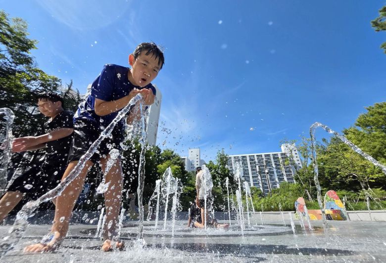광주 북구 일곡동 들샘 어린이공원 바닥분수에서 아이들이 물놀이를 하며 더위를 식히고 있다. 뉴스1