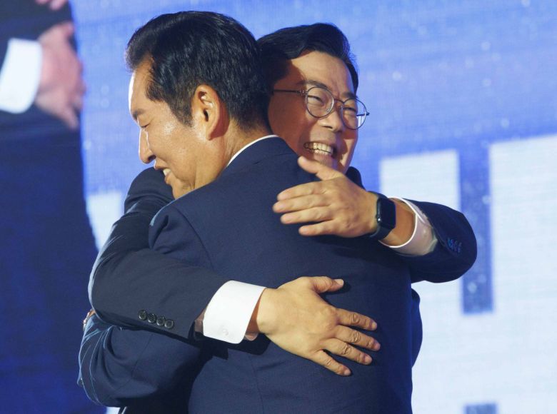 정청래 더불어민주당 신임 당대표와 박찬대 후보가 2일 경기 고양시 킨텍스에서 열린 제2차 임시전국당원대회에서 당선 발표 후 포옹하고 있다. 사진공동취재