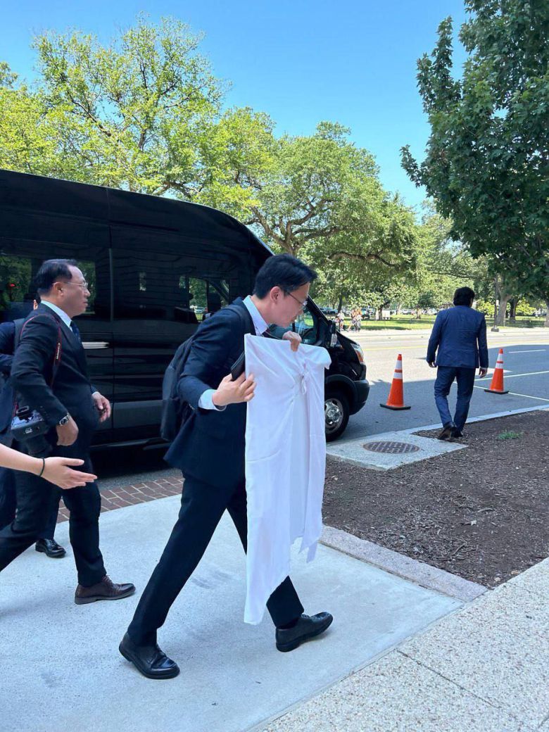 식탁보로 가려진 ‘MASGA 패널’ 지난달 24일 미국 워싱턴에 도착한 정부 협상단이 MASGA에 대한 구체적인 설명이 담긴 패널을 상무부 청사 안으로 옮기고 있다. 한국 협상단이 도널드 트럼프 대통령을 설득하기 위해 만든 것으로, 협상 전 내용 유출을 막기 위해 패널은 식탁보로 가렸다. 산업통상자원부 제공