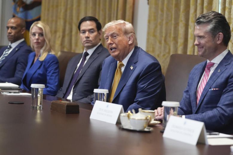 지난달 8일 내각회의에서 발언하는 트럼프 대통령(오른쪽 두번째). 워싱턴=AP 뉴시스