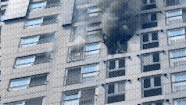 지난 28일 오후 1시 15분쯤 서울 성동구 금호동의 한 아파트에서 에어컨 실외기 화재가 발생했다. (서울 성동소방서 제공) ⓒ뉴스1