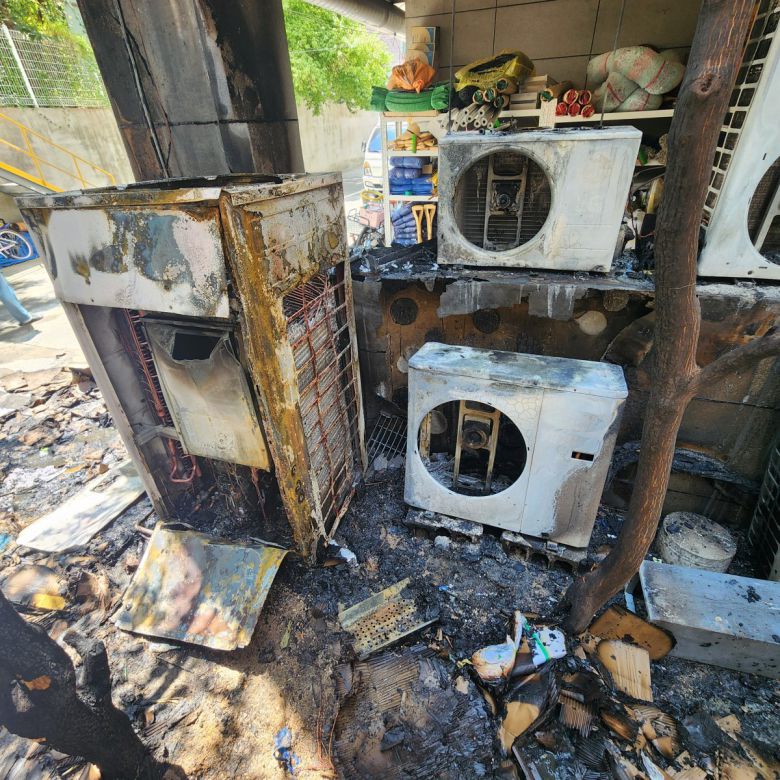 버린 담배꽁초 불씨로 불에 탄 실외기 ⓒ뉴시스