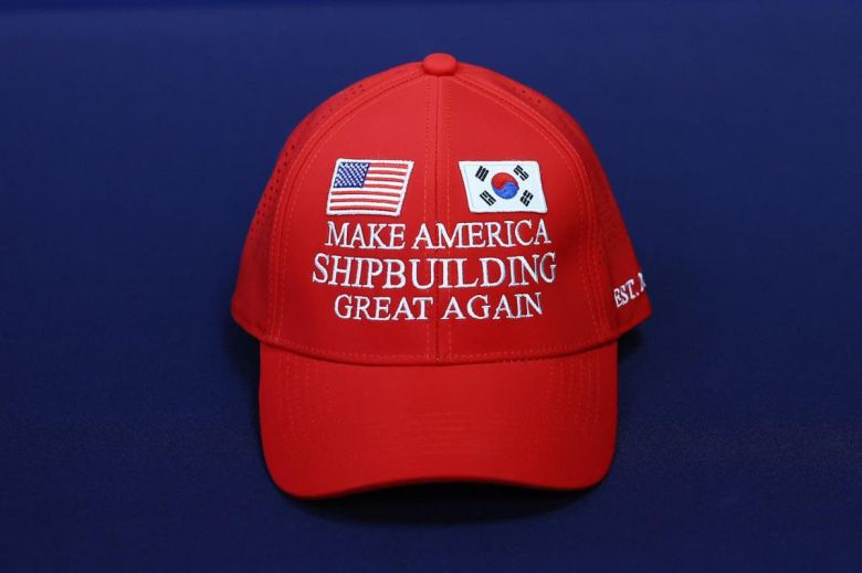 초읽기에 몰리던 ‘관세 협상’의 막판 타결을 이끈 한·미 조선 산업 협력 프로젝트인 마스가는 ‘마가(MAGA·Make America Great Again)’라는 정치 구호를 내세워 재선에 성공한 도널드 트럼프 미국 대통령을 설득한 맞춤형 구호로 알려졌다. KBS 캡처