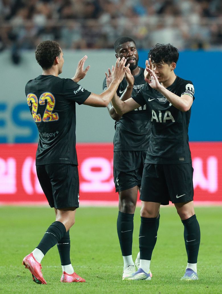 3일 서울월드컵경기장에서 열린 뉴캐슬과의 친선전에서 사실상 토트넘 고별전을 치른 손흥민(오른쪽). 뉴시스.