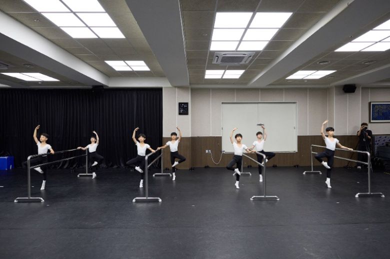 지난달 31일 서울 서초구 신시컴퍼니 연습실에서 열린 뮤지컬 ‘빌리 엘리어트’ 최종 오디션에서 소년들이 발레를 선보이고 있다. 신시컴퍼니 제공