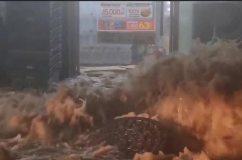 최대 288㎜의 폭우가 내린 3일 전남 무안의 한 도로에서 빗물이 역류해 맨홀 뚜껑이 열리고 있다. (나광국 전남도의원 SNS) 2025.8.3/뉴스1