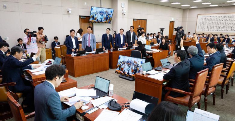 지난 1일 서울 여의도 국회에서 열린 제427회 국회(임시회) 법제사법위원회 제5차 전체회의에서 방송법 등이 거수표결로 통과되고 있다. 2025.8.1/뉴스1