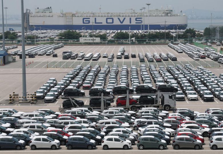 경기 평택시 포승읍 평택항에 수출용 차량들이 세워져 있는 모습. 뉴스1