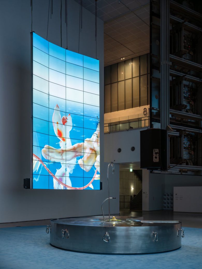 독학으로 디지털 그래픽을 제작해 온 작가는 이번 전시 ‘아가몬 대백과: 외부 유출본’에서 대형 스크린으로 보여지는 영상과 조각 작품을 공개했다. 국립현대미술관 제공