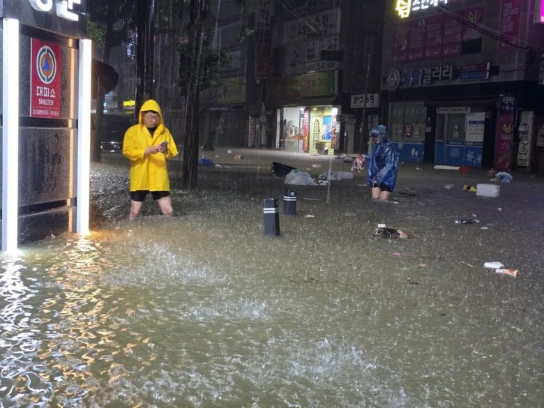 호우경보가 내린 지난 3일 오후 광주 북구 운암동 일대 도로가 침수돼 성인 무릎까지 잠겨있다. (광주 북구 제공) 2025.8.3/뉴스1