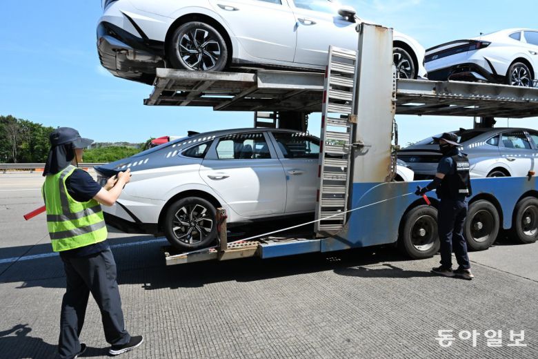 충남 당진시 송악요금소에서 6월 11일 경찰과 국토교통부, 한국교통안전공단, 한국도로공사 합동 단속반이 과적 화물차를 단속하고 있다. 당진=박종민 기자 blick@donga.com