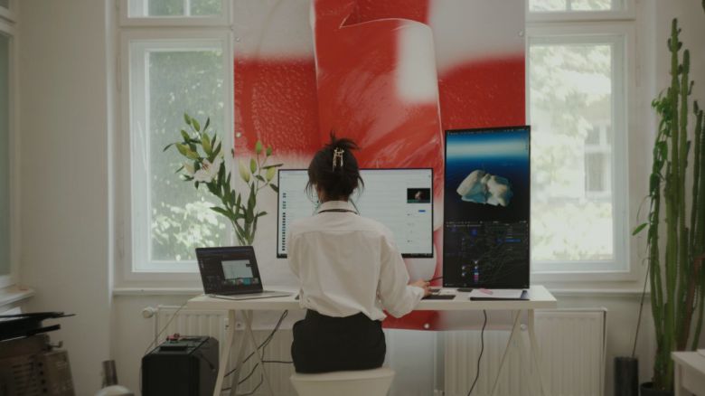 국립현대미술관과 LG전자가 올해 처음 선보인 ‘MMCA×LG OLED 시리즈’에 참여한 추수 작가가 작품을 제작하는 모습. 추수 작가 제공