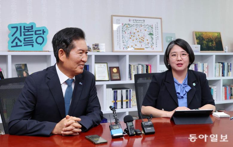 정청래 더불어민주당 신임 대표가 5일 국회 의원회관에서 용혜인 기본소득당 대표와 만나 대화하고 있다. 2025.8.5. 이훈구 기자 ufo@donga.com