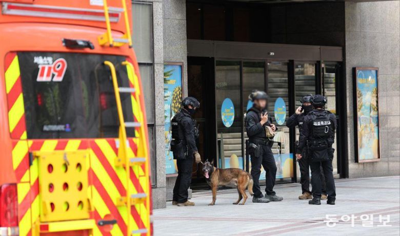 5일 서울 중구 신세계백화점 본점에 폭발물을 설치했다는 인터넷 게시판 글에 따라 남대문경찰서는 시민을 대피시키고, 경찰특공대를 투입해 건물을 수색하고 있다. 홍진환 기자 jean@donga.com