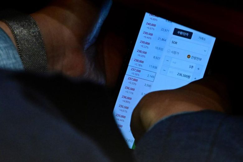 국회 법제사법위원회 위원장을 맡고 있는 이춘석 더불어민주당 의원이 4일 서울 여의도 국회에서 열린 본회의에서 타인 명의로 개설된 주식 계좌를 확인하고 있다. 이 의원의 휴대전화 속 주식 계좌의 주인은 차ㅇㅇ으로 이 의원을 국회 사무총장때부터 보좌해온 인물이다. 현재 이춘석 의원실의 보좌관으로 일하고 있다. 더 팩트 제공