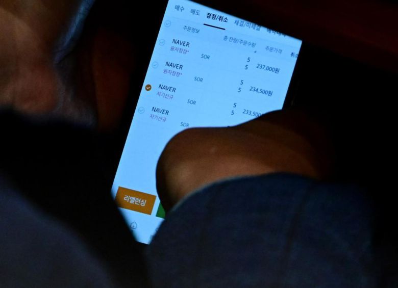 국회 법제사법위원회 위원장을 맡고 있는 이춘석 더불어민주당 의원이 4일 서울 여의도 국회에서 열린 본회의에서 타인 명의로 개설된 주식 계좌를 확인하고 있다. 이 의원의 휴대전화 속 주식 계좌의 주인은 차ㅇㅇ으로 이 의원을 국회 사무총장때부터 보좌해온 인물이다. 현재 이춘석 의원실의 보좌관으로 일하고 있다. 더 팩트 제공