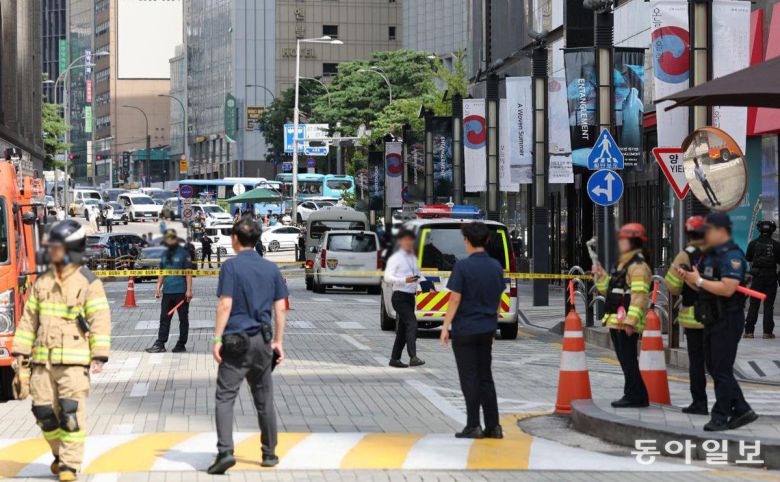5일 서울 중구 신세계백화점 본점에 폭발물을 설치했다는 인터넷 게시판 글에 따라 남대문경찰서는 시민을 대피시키고, 경찰특공대를 투입해 건물을 수색하고 있다. 홍진환 기자 jean@donga.com