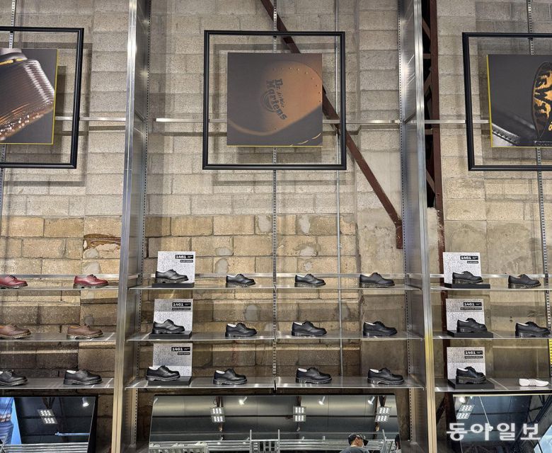 무신사 편집숍은 팝업스토어에서 공용 행거나 수납장을 쓰도록 해 배출되는 쓰레기양을 줄이려 노력하고 있다. 김소민 기자 somin@donga.com