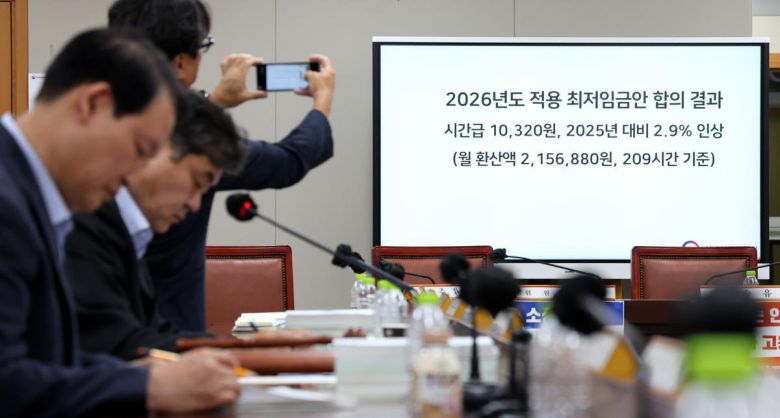 지난달 10일 저녁 세종시 정부세종청사 고용노동부에서 열린 최저임금위원회 제12차 전원회의에서 민주노총 소속 근로자위원들이 퇴장한 가운데 사용자위원과 한국노총 근로자위원들만이 참여하여 2026년 최저임금을 10,320원으로 합의하며 이인재 위원장, 권순원 공익위원이 브리핑을 준비하고 있다.ⓒ News1