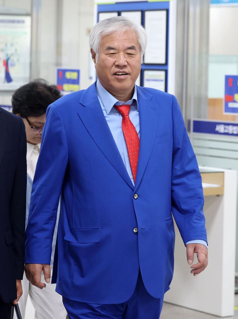 전광훈 사랑제일교회 목사가 29일 오전 서울 서초구 서울고등법원에서 열리는 공직선거법 위반 관련 항소심 선고 공판에 출석하고 있다. 2025.05.29. 서울=뉴시스