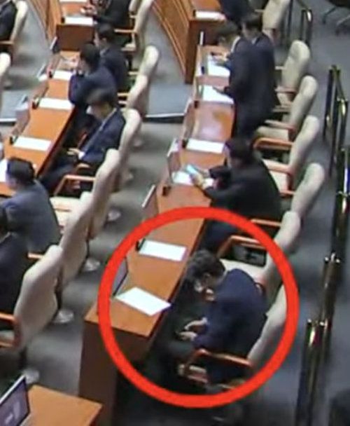 이 의원이 4일 국회 본회의 중 휴대전화를 응시하고 있는 모습. 채널A 화면 캡처
