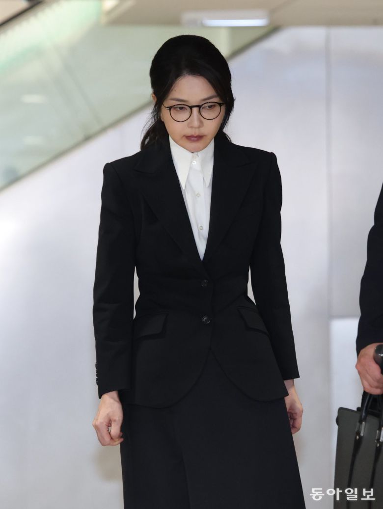 윤석열 전 대통령의 부인 김건희 여사가 6일 오후 서울 종로구 KT광화문빌딩 웨스트 김건희 특검(특별검사 민중기) 사무실에서 피의자 신분으로 조사를 받고 나오며 취재진의 질문을 받고 있다. 송은석 기자 silverstone@donga.com