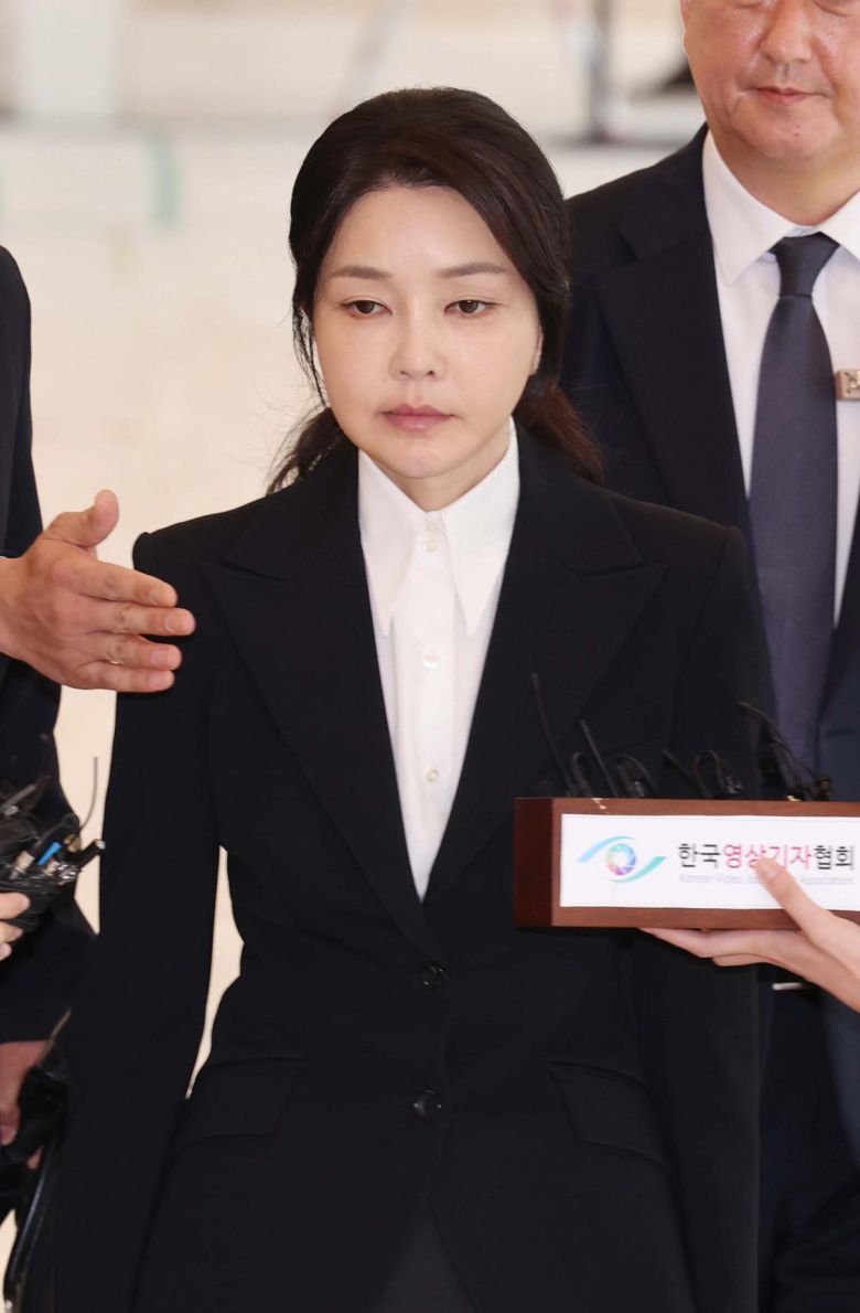 윤석열 전 대통령 부인 김건희 여사가 6일 서울 종로구 민중기 김건희 특별검사팀 사무실에 자본시장법 위반 등 혐의 피의자 신분으로 출석하고 있다. 2025.8.6. 사진공동취재단