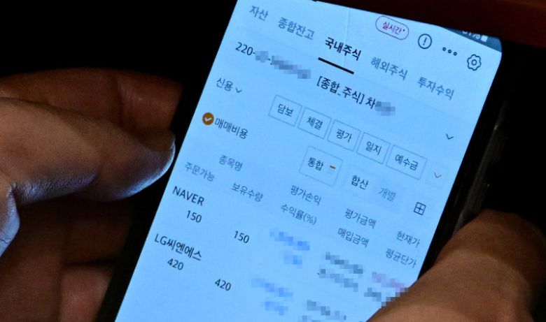 보좌진 명의 주식계좌 화면 더불어민주당 이춘석 의원이 4일 국회 본회의장에서 휴대전화를 통해 확인하고 있는 보좌진 차모 씨 명의의 주식계좌 화면. 민주당이 5일 이 의원의 차명 주식 거래 의혹에 대해 긴급 진상조사에 나서고 경찰도 수사에 착수하자 이 의원은 민주당을 탈당하고 법사위원장직을 사임하겠다고 밝혔다. 더팩트 제공
