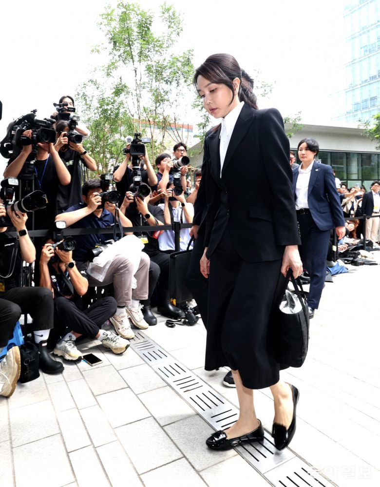 윤석열 전 대통령의 부인 김건희 여사가 6일 오전 서울 종로구 케이티 광화문빌딩에 있는 민중기 특별검사팀에 피의자 신분으로 소환되고 있다. 많은 취재진과 인근 빌딩에 근무하는 시민들의 관심 속에 긴장된 표정으로 출두하고 있다.  변영욱 기자 cut@donga.com